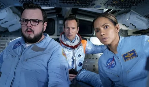 Review Moonfall: Bukan Sekedar Disaster Movie