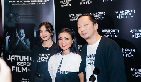 Rilis Teaser Resmi, 'Jatuh Cinta Seperti di Film-Film' Siap Tayang 30 November 2023 