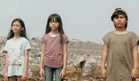 Review Surga di Bawah Langit: Film Keluarga dengan Musikalitas yang Kental 