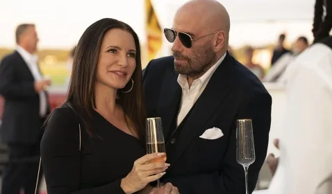 Review Cash Out: John Travolta Masih Tampil Oke Di Usia 70 Tahun 