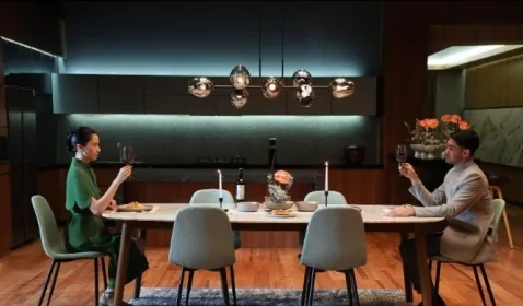 Review Heartbreak Motel: Drama Romantis Berkualitas dari Angga Dwimas Sasongko