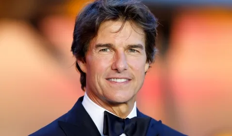 Tom Cruise Terlihat Bergelantungan di Pesawat dalam Aksi Berbahaya untuk 'Mission Impossible 8'