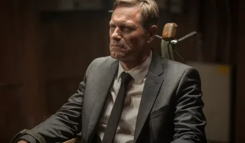 Review Chief of Station: Aaron Eckhart Tampil Prima 