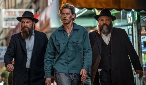 Review Caught Stealing: Sajikan Sebuah Refleksi Sosial yang Tajam