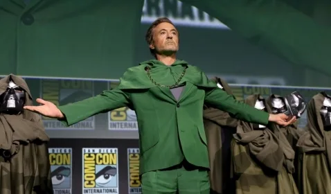 Robert Downey Jr. Bagikan Video Baru Iron Man Vs Doctor Doom dan Komik Secret Wars di tengah Proses Syuting Avengers: Doomsday
