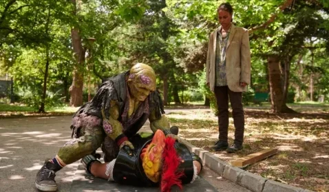 Review The Toxic Avenger: Sajian yang Menyenangkan dan Menghibur dari Awal sampai Akhir